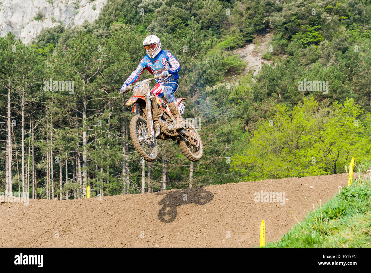 Un motocycliste sur un vélo motocross saute en l'air au cours de la formation pour la course championnat du monde mxgp Banque D'Images