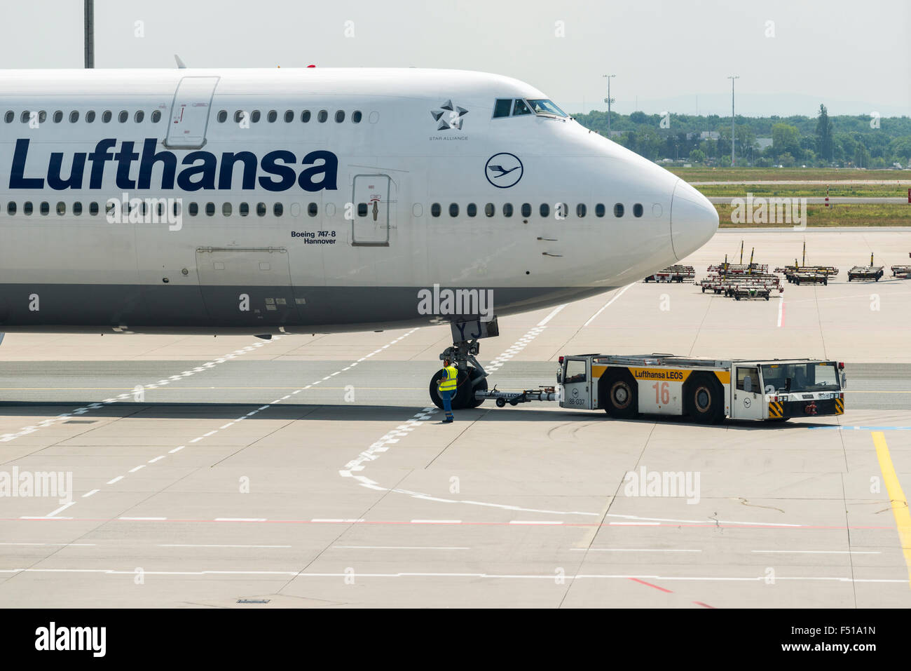 Le Boeing 747 de la compagnie aérienne Lufthansa hannovre se déplace par un chariot sur le sol de l'aéroport international de Francfort Banque D'Images