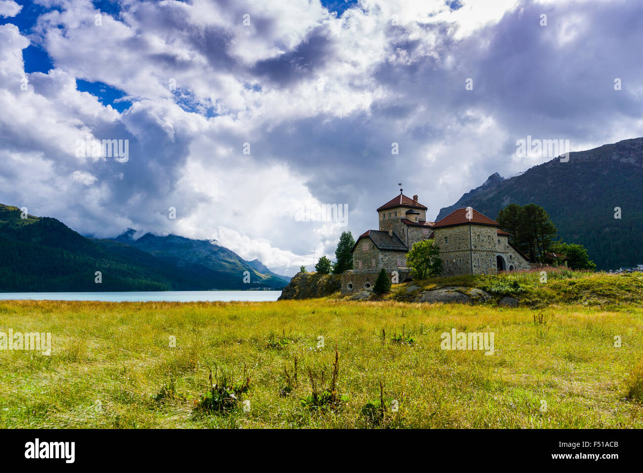 Le château crap da sass est situé à lej da silvaplana, un lac d'altitude près de st. MORITZ, sombres nuages au ciel Banque D'Images