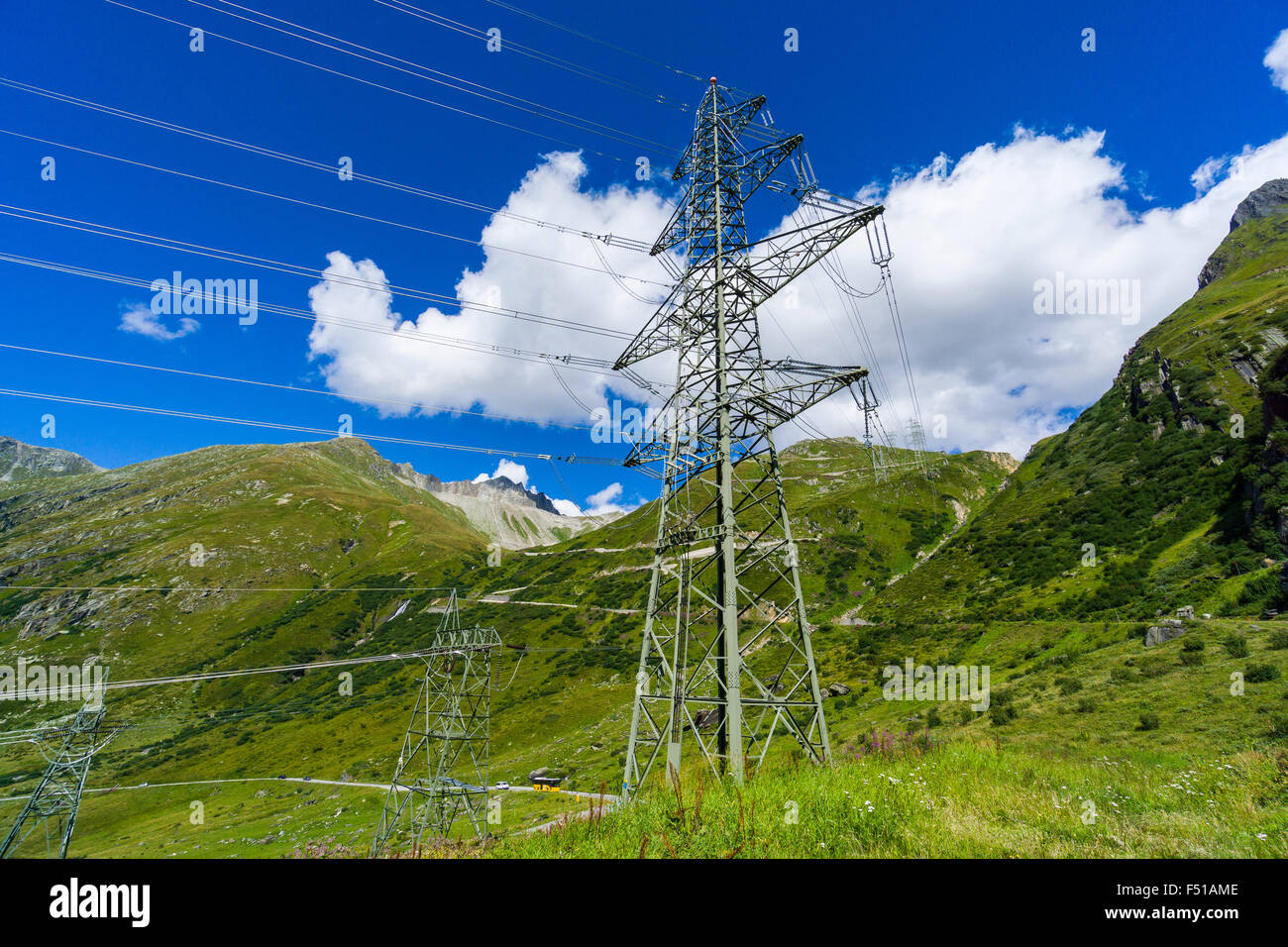 Une ligne d'électricité verte est le croisement pentes des montagnes en haute altitude Banque D'Images Une ligne d'électricité verte est le croisement pentes des montagnes en haute altitude Banque D'Images