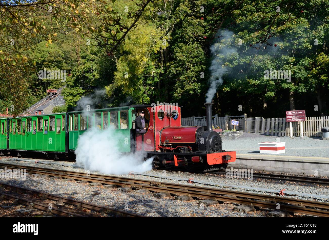 Llanberis Lake Railway stream train à Gilfach Ddu Snowdonia Station Gwynedd au Pays de Galles Cymru uK GO Banque D'Images