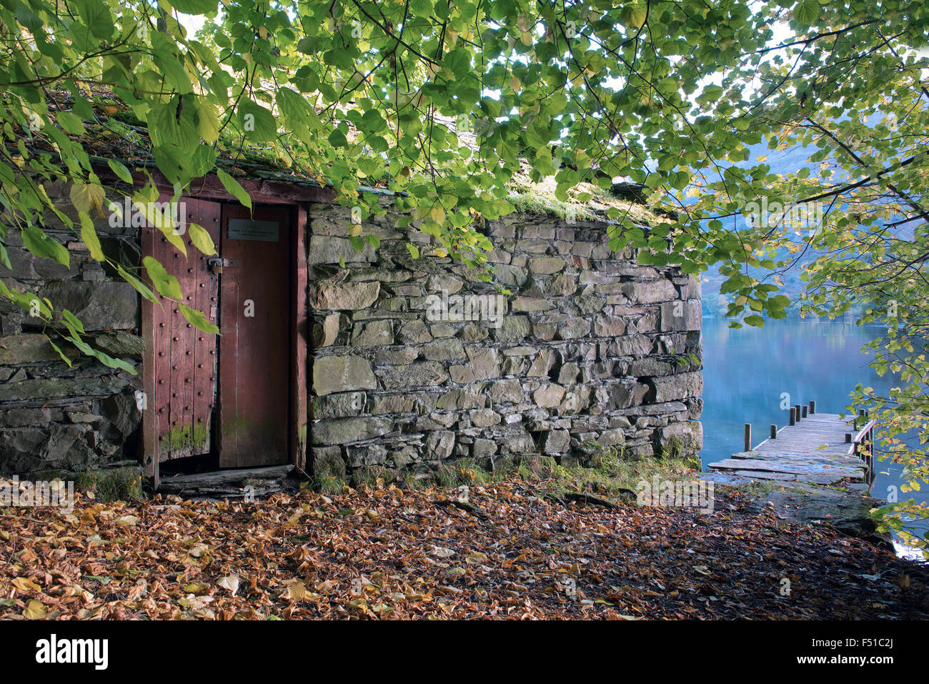 Un garage à bateaux et de la jetée sur le lac Ullswater, le Parc National du Lake District, Cumbria, England, UK, FR Banque D'Images