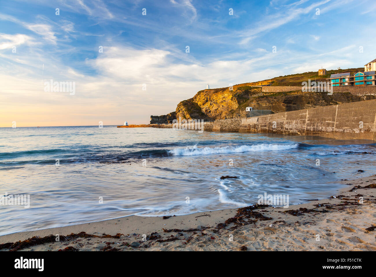 Lumière du soir sur la jetée et falaises de Portreath Cornwall England UK Europe Banque D'Images