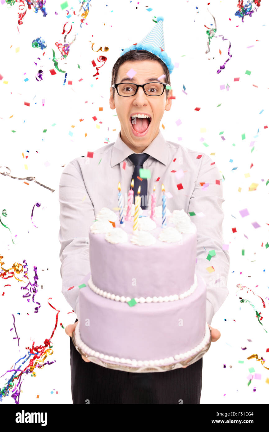 Shot Vertical D Un Jeune Homme Tenant Un Joyeux Anniversaire Gateau Et Regardant La Camera De Confettis Serpentins Voler Autour De Lui Photo Stock Alamy