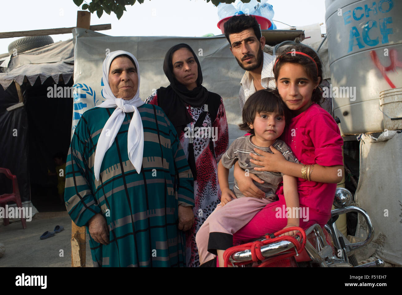 Famille de réfugiés syriens dans la vallée de la Bekka près de Zahlé, dans le camp de l'ONU. Zahlé, Liban Juillet 2015 Banque D'Images