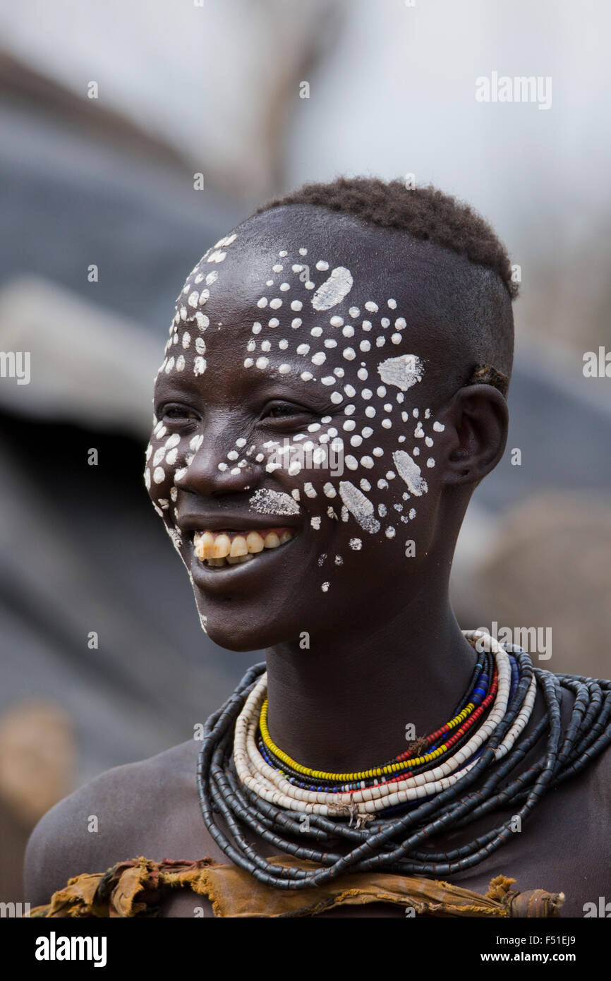 La tribu Karo femelle avec visage peint. Vallée de l'Omo, Ethiopie Banque D'Images