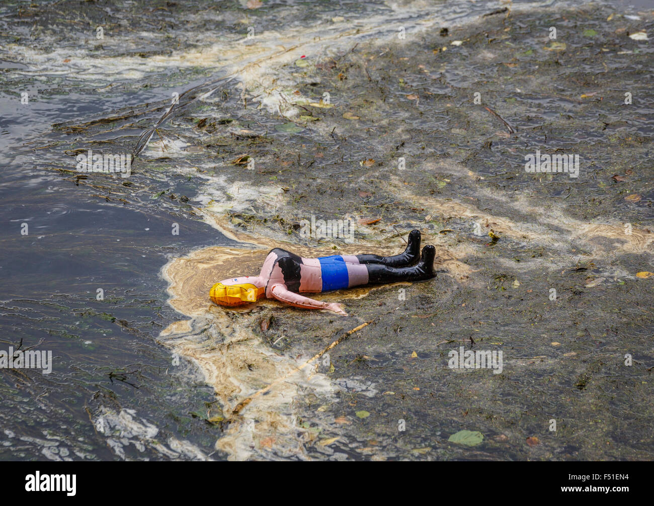 Femme poupée gonflable dans l'eau sale de la rivière Pegnitz à Nuremberg, Allemagne. Banque D'Images