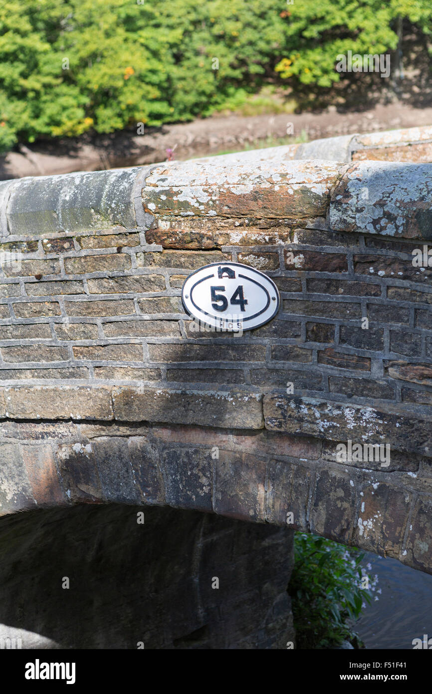 Royaume-uni, West Yorkshire, pont no 54 sur le canal étroit de Huddersfield à Slaithwaite Marsden. Banque D'Images