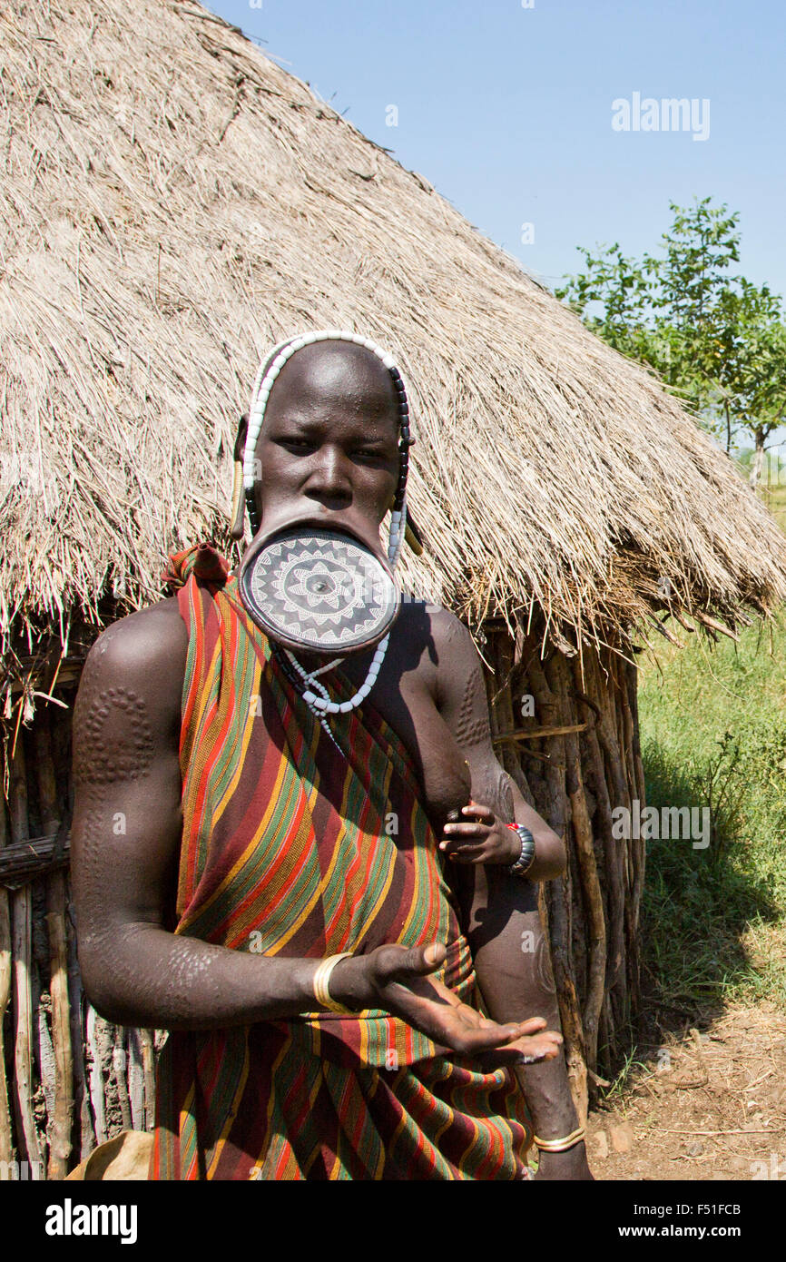 Femme de la tribu Mursi avec de l'argile comme ornamentstribe disque lèvre corps Debub Zone d'Omo, en Ethiopie. Près de la frontière soudanaise. Banque D'Images