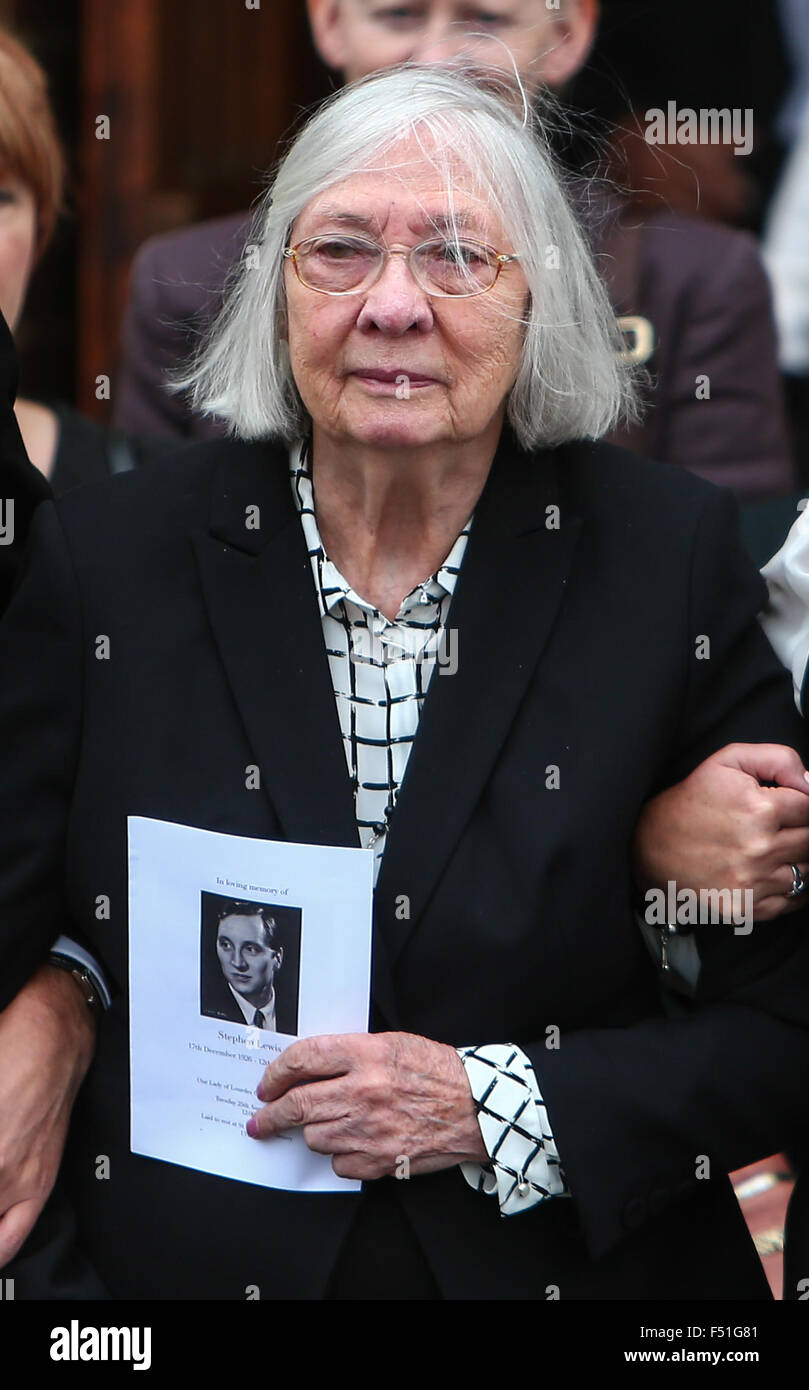 Les funérailles de Stephen Lewis à Notre Dame de Lourdes Église de Wanstead, East London avec : Stephen Lewis sœur Connie Où : London, Royaume-Uni Quand : 25 août 2015 Banque D'Images