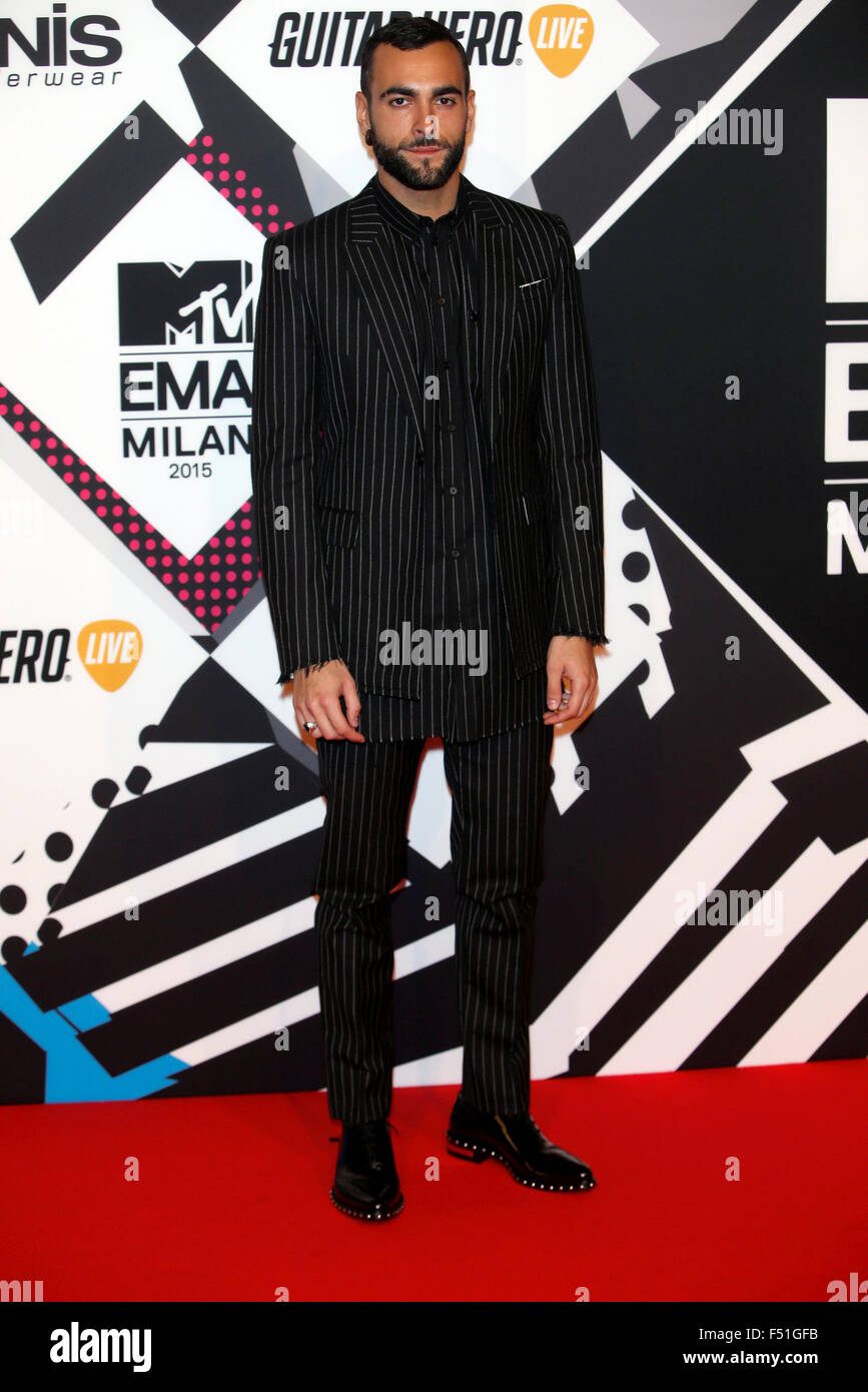 Marco Mengoni arrive à la MTV Europe Music Awards 2015, l'EMAS, à Mediolanum Forum de Milan, Italie, le 25 février 2012. Photo : Hubert Boesl/dpa Banque D'Images