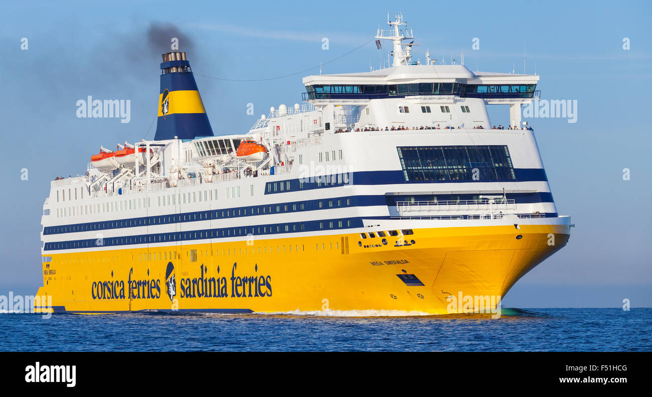 Ajaccio, France - 30 juin 2015 : Mega ferry express, big yellow navire à passagers exploités par Corsica Ferries Sardinia Ferries ship Banque D'Images
