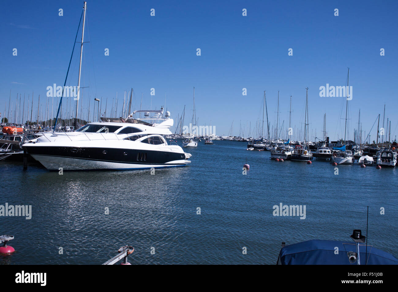 Bateau à moteur dans le port,au moment de hanko, régate en Finlande Banque D'Images