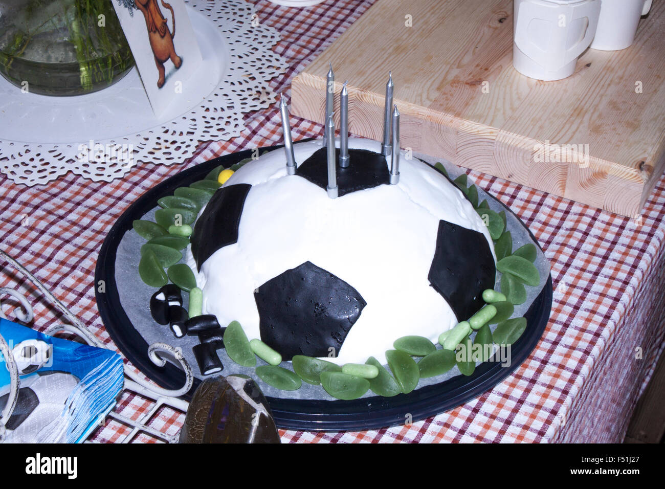 Beau Gâteau D'anniversaire. Gâteau Pour Un Joueur De Foot Image stock -  Image du décoration, nourriture: 166450217