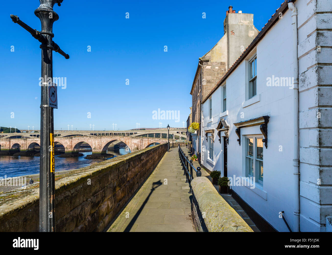 Le chemin le long de murs de quai à l'égard des ponts sur la rivière Tweed, Berwick-upon-Tweed, Northumberland, England, UK Banque D'Images