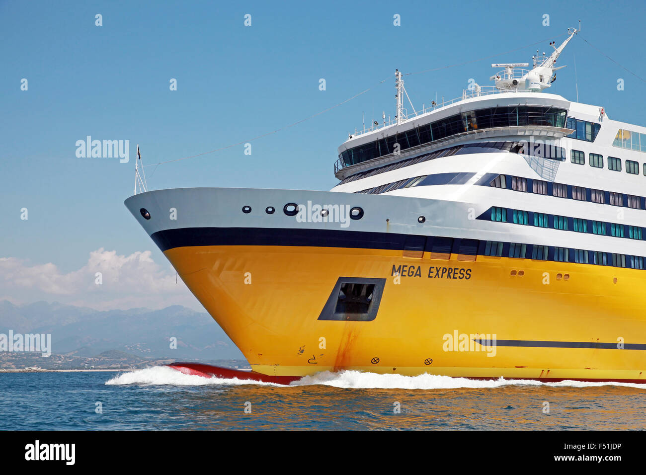 Ajaccio, France - 30 juin 2015 : Mega ferry express, big yellow navire à passagers exploités par Corsica Ferries Sardinia Ferries ship Banque D'Images