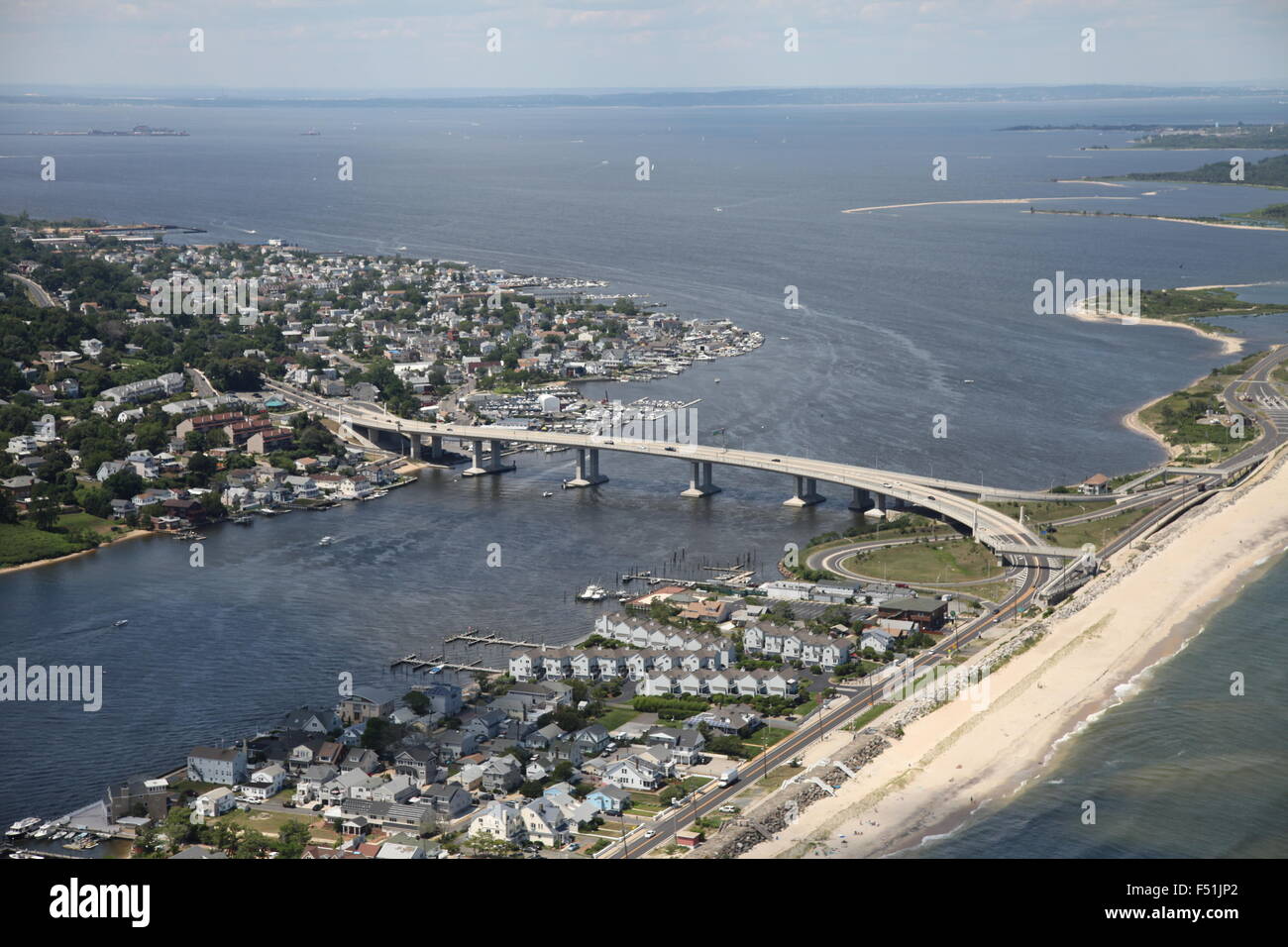 Vue aérienne de Sea et pont sur la rivière Navesink et Sandy Hook dans le New Jersey. Banque D'Images