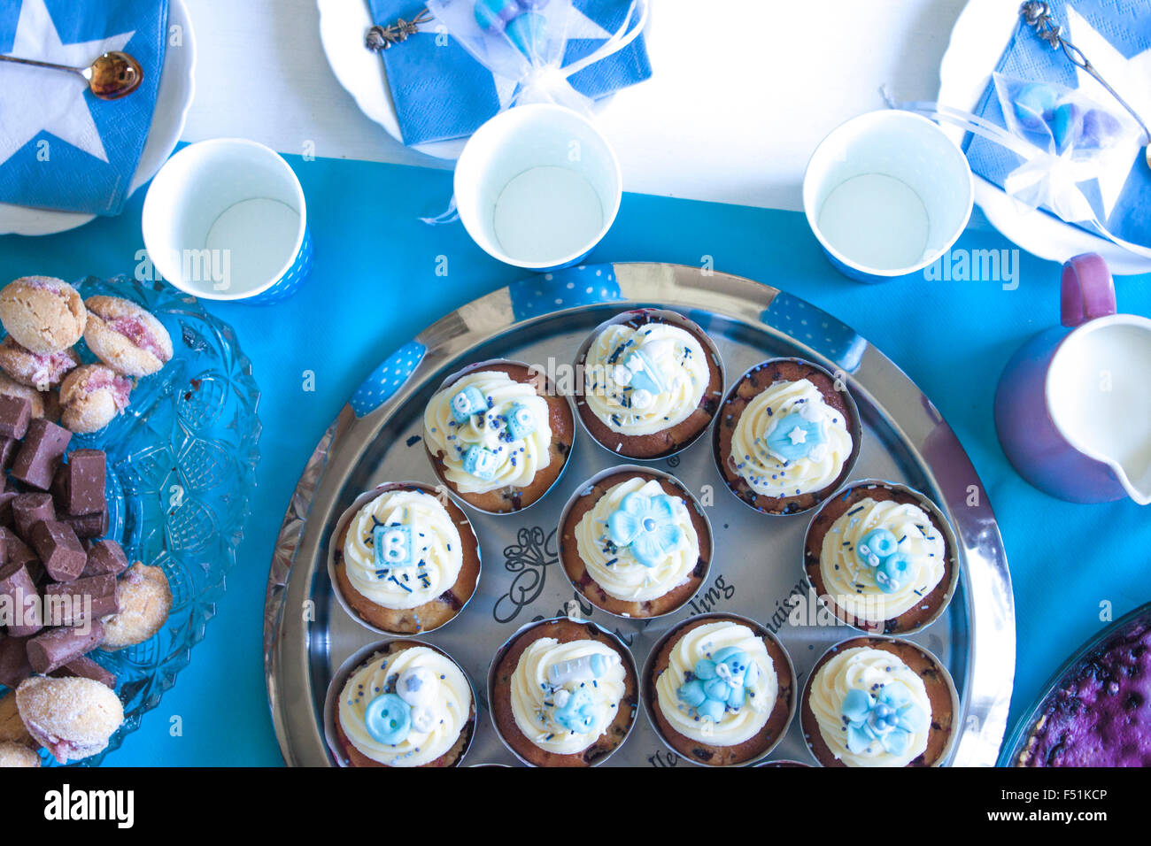 Petits gâteaux de douche de bébé, à un thème bleu, table de partie de douche de bébé Banque D'Images