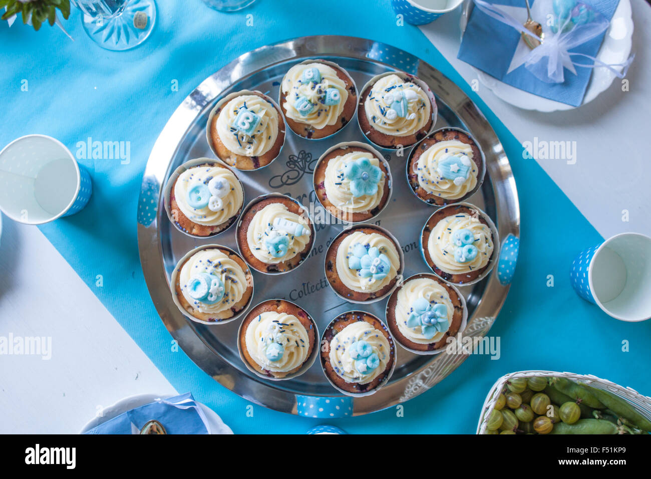 Cup cakes de douche de bébé, à une table à thème bleu Banque D'Images