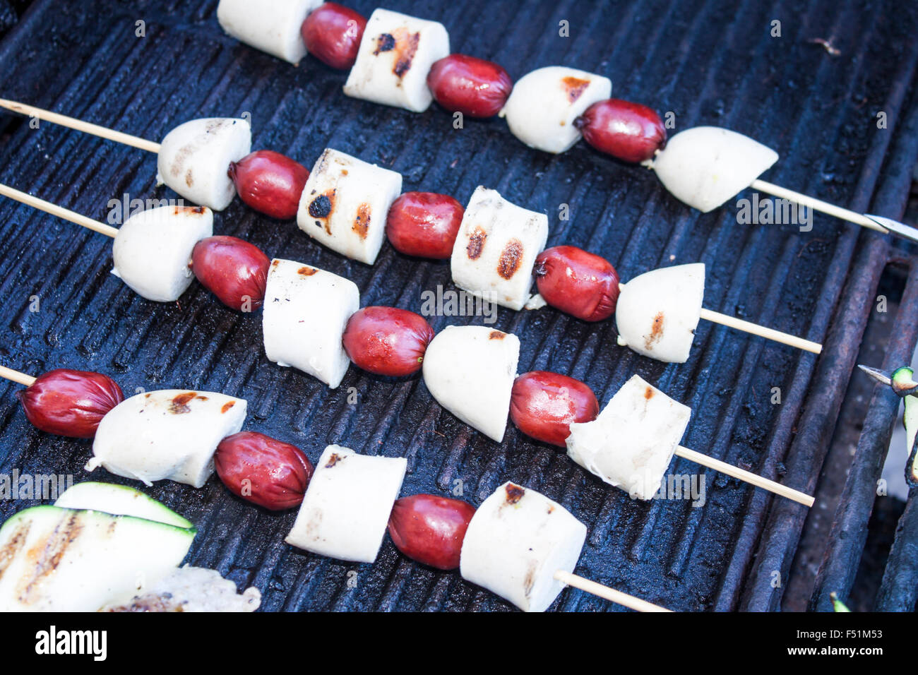 Griller les brochettes de saucisses Bratwurst et, sur un barbecue à gaz Banque D'Images