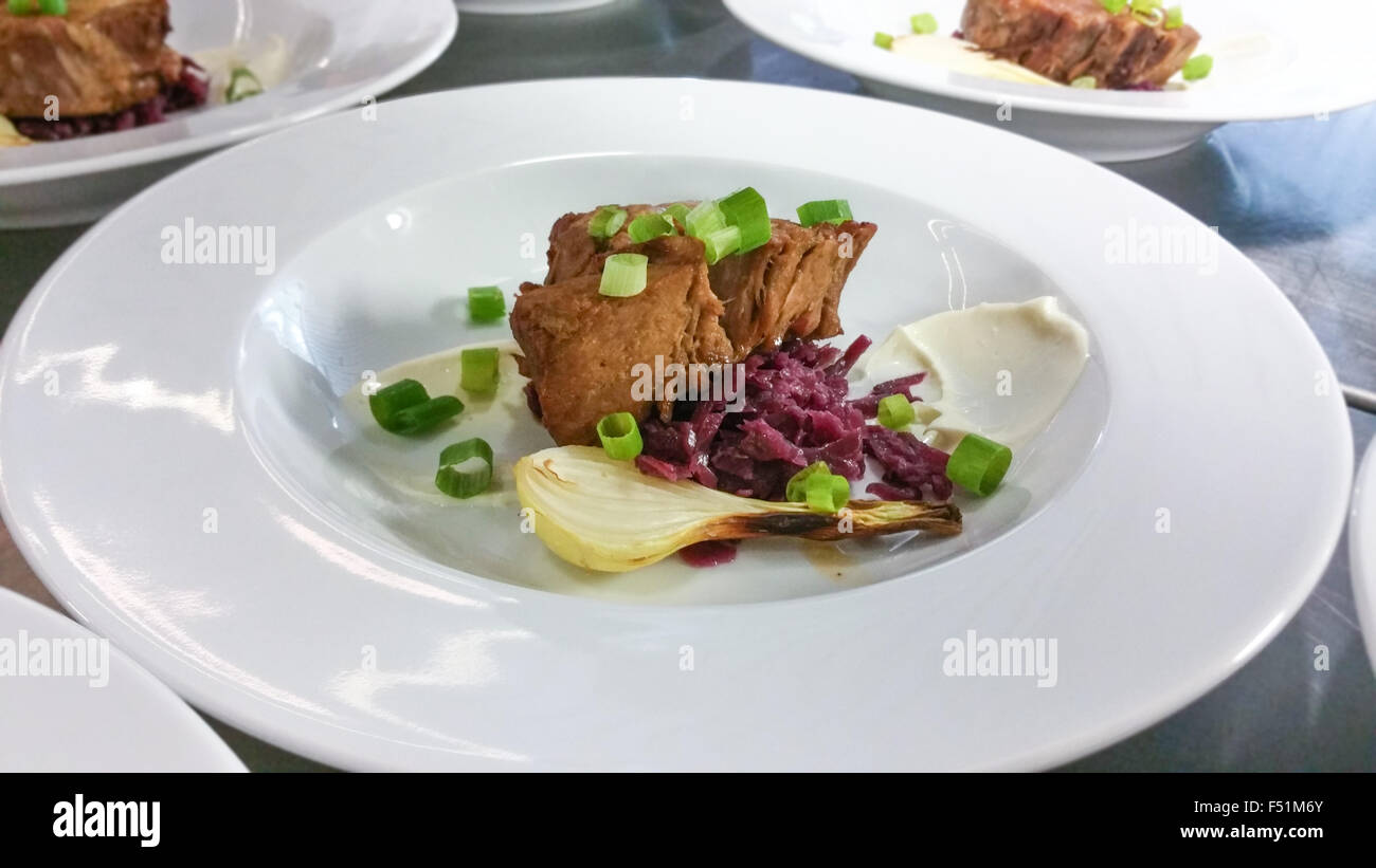 Plein de plaques de cou de porc trop cuit, plat dans un restaurant cuisine Banque D'Images