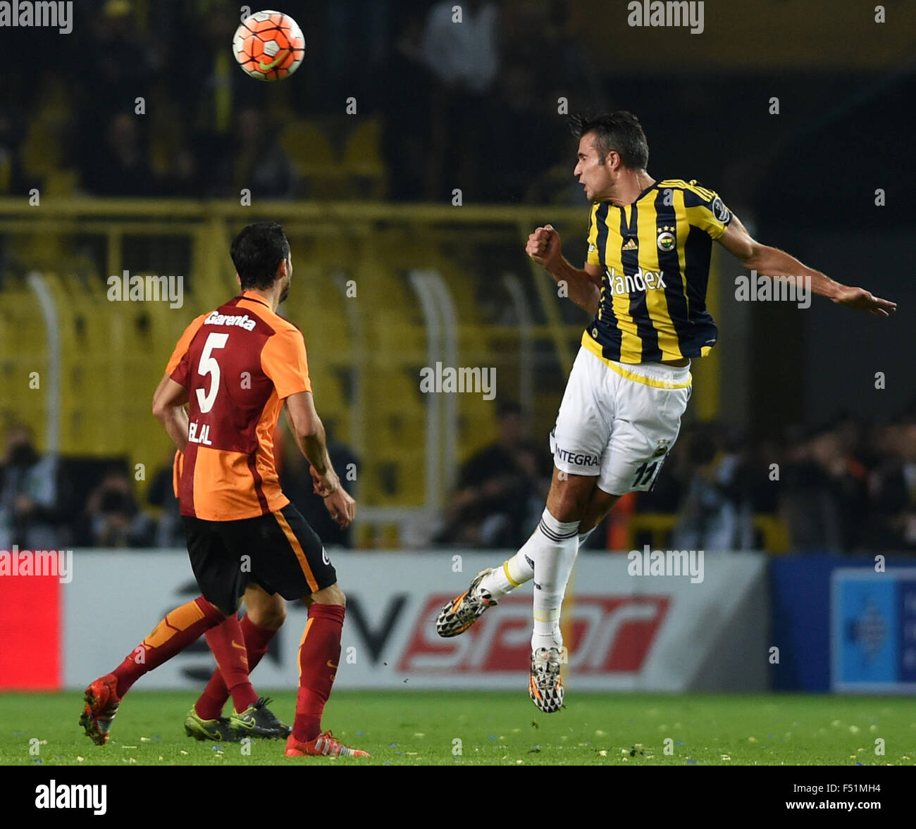 (151026) -- ISTANBUL, 26 octobre 2015(Xinhua) -- le Fenerbahce Robin van Persie(R) est à la tête de la balle au cours de la super ligue turque entre match Fenerbahce et Galatasaray Fenerbahce au stade Sukru Saracoglu à Istanbul, Turquie, le 25 octobre 2015. Le match s'est terminé par un nul 1-1. (Xinhua/Il Canling)(WLL) Banque D'Images