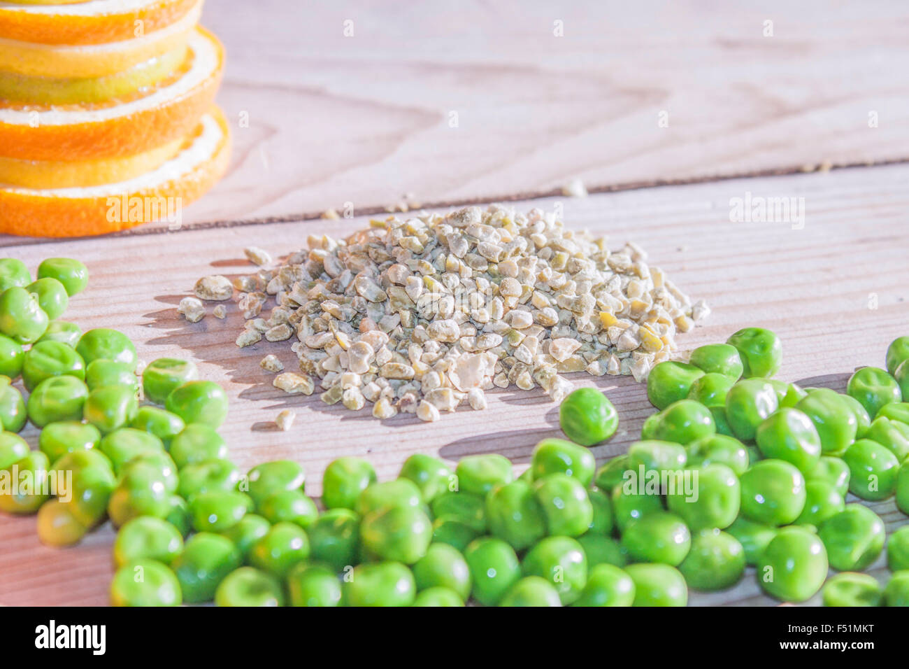 Un tas de pois secs, pois verts frais, derrière Banque D'Images