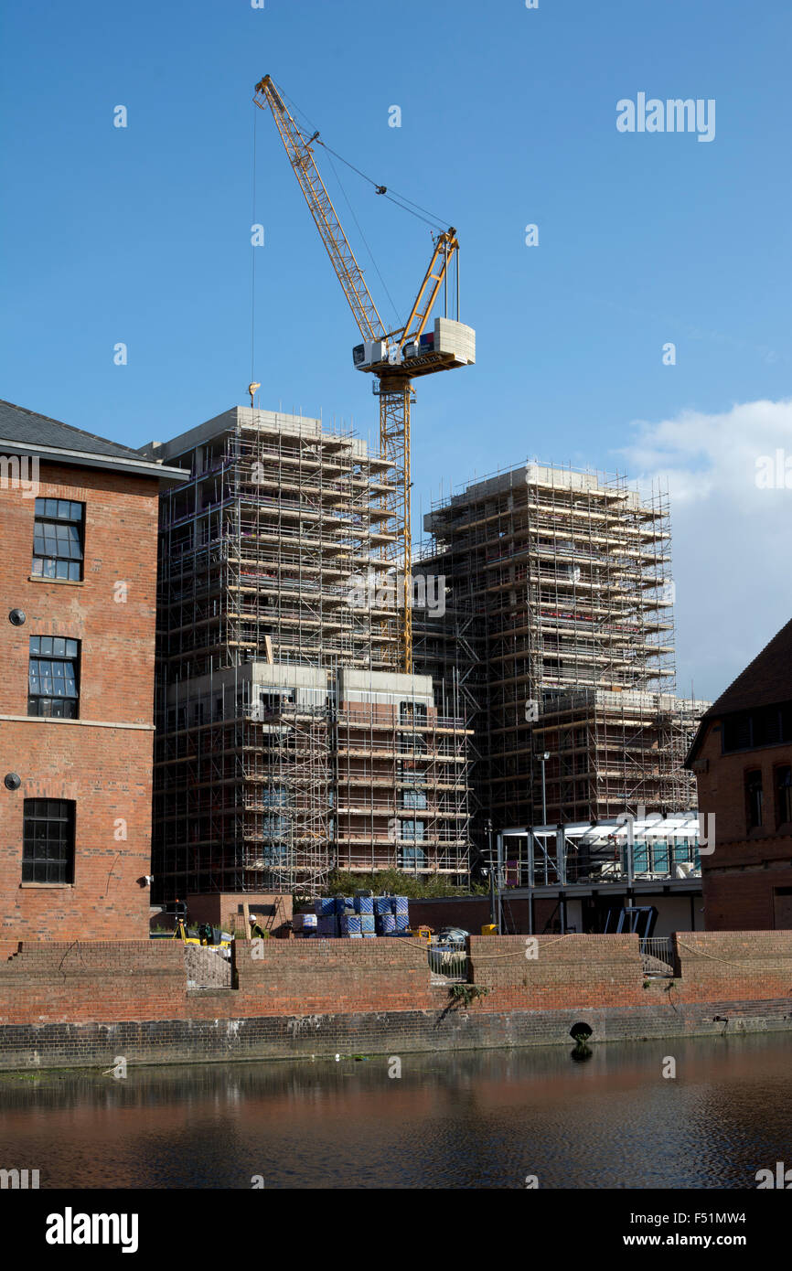 La construction de logements étudiants par la rivière Soar, Leicester, UK Banque D'Images