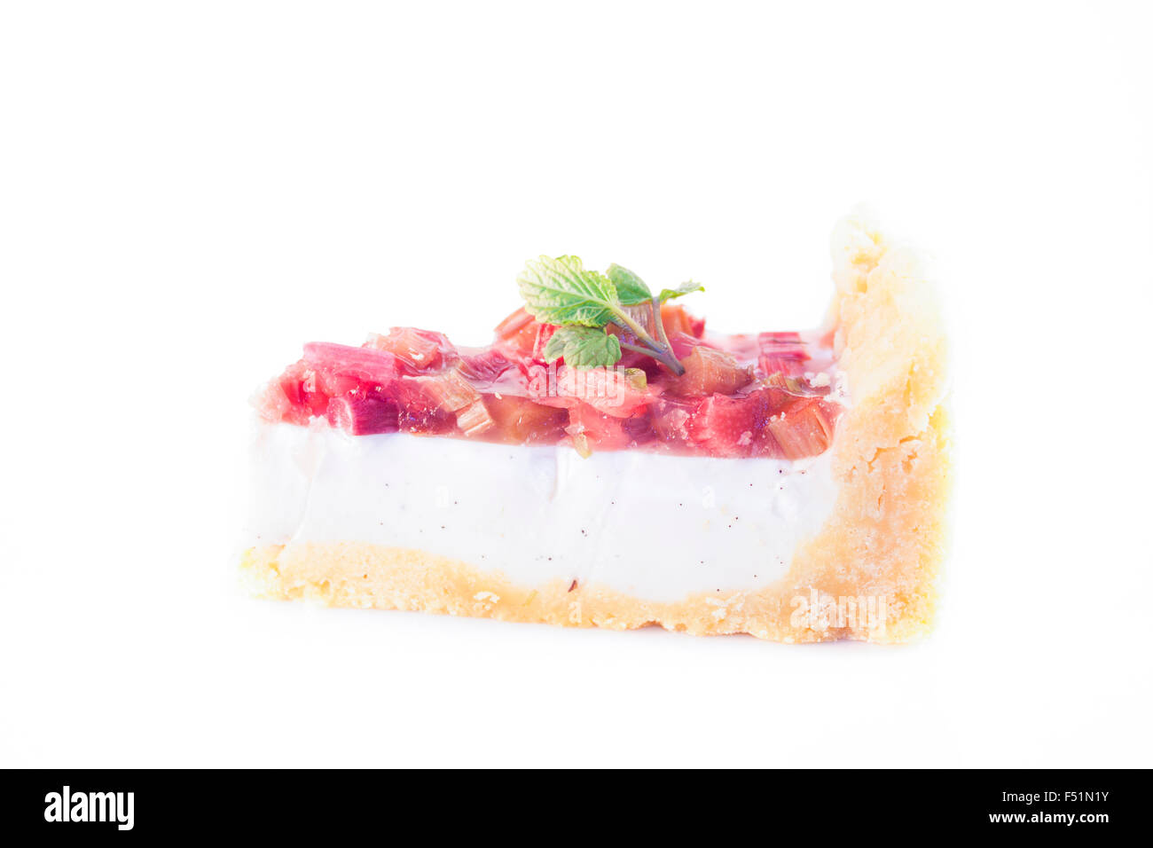 Pannacotta rhubarbe cake slice, isolé sur fond blanc Banque D'Images