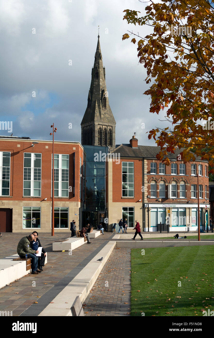 Jubilee Square et la cathédrale, Leicester, Leicestershire, Angleterre, RU Banque D'Images