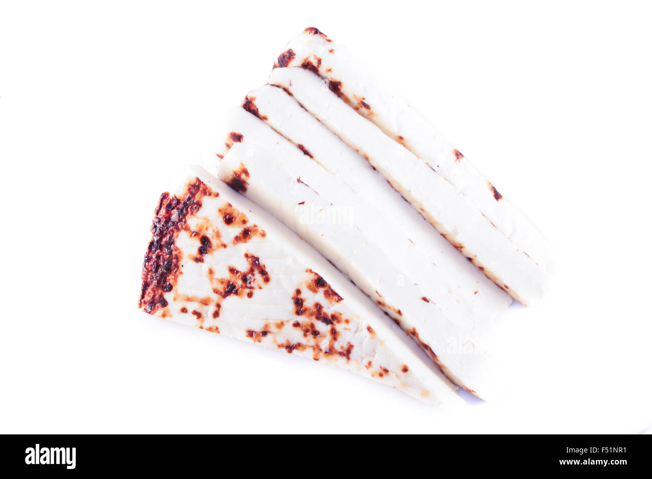 Un tas de fromage grinçant finlandais, isolé sur fond blanc Banque D'Images