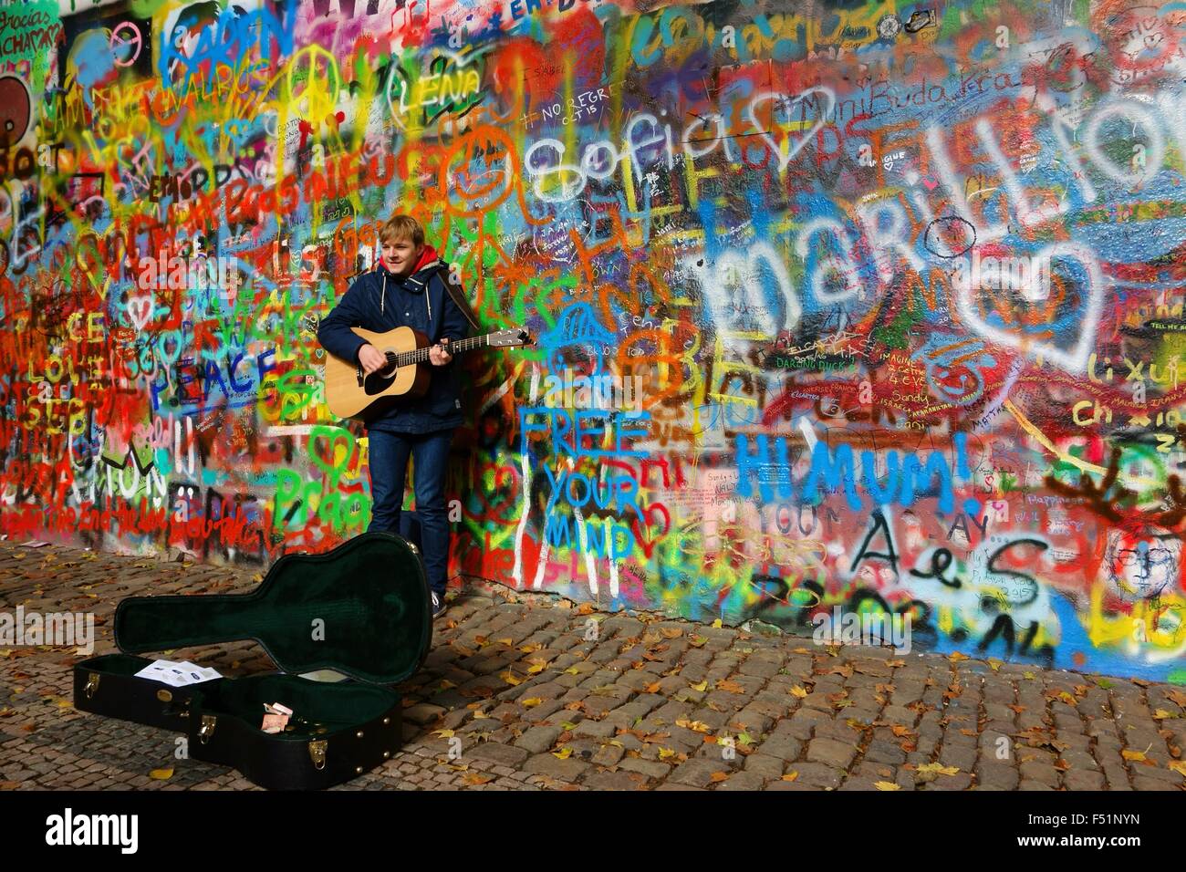 Musicien ambulant par le mur John Lennon à Prague, République Tchèque Banque D'Images