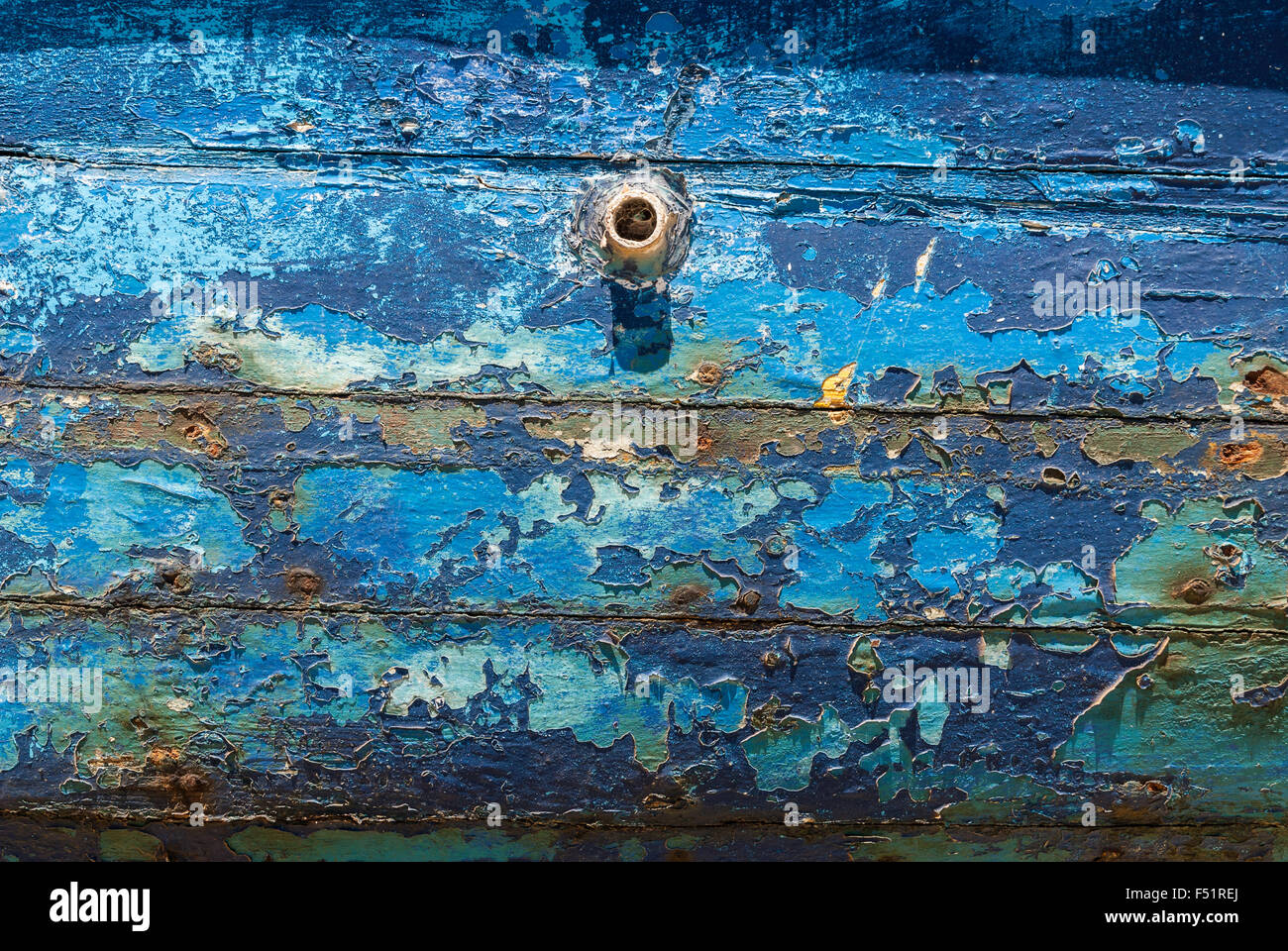 Partie de bateau de pêche en bois traditionnel, peint en bleu, en Grèce Banque D'Images