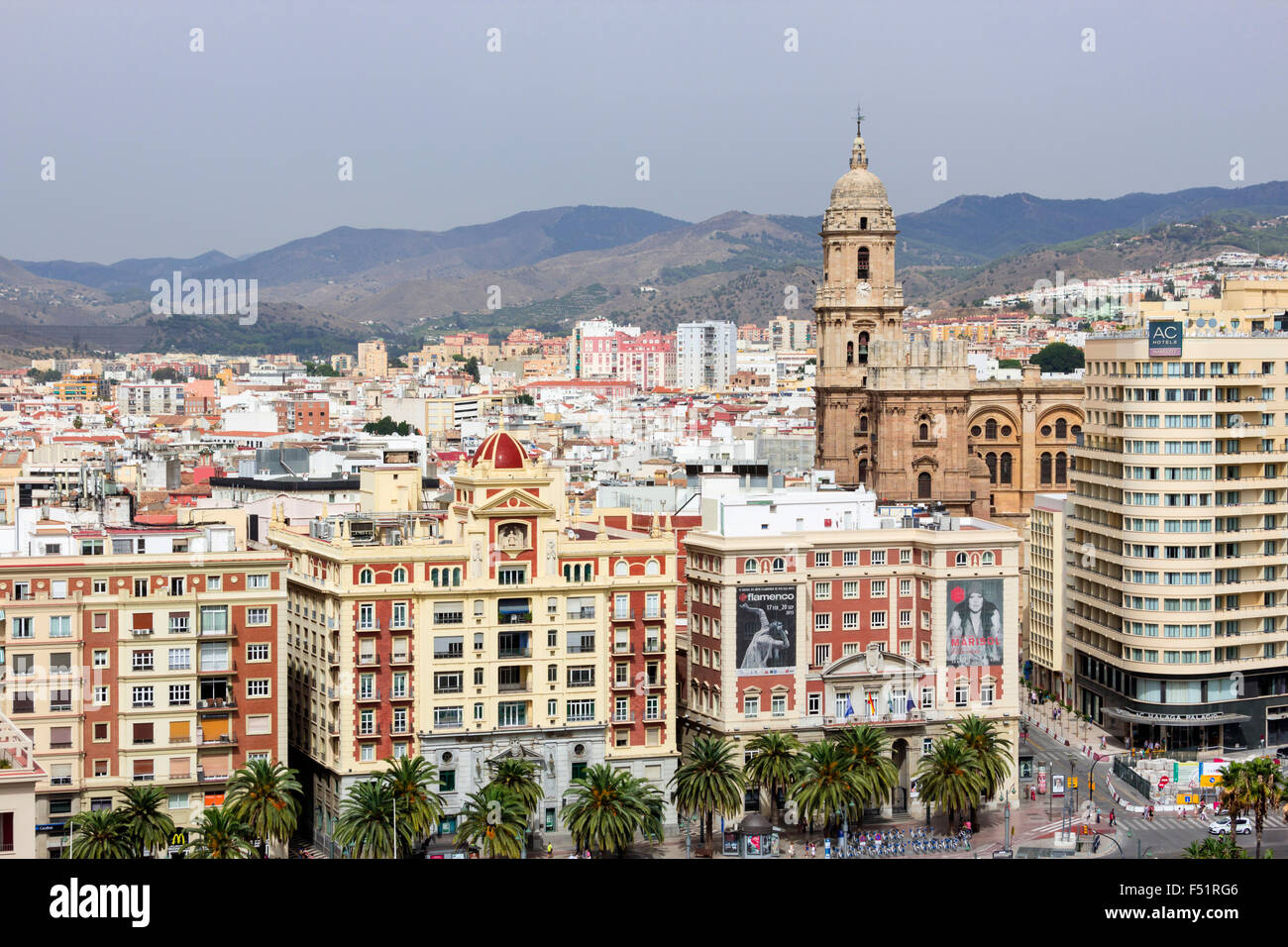 Malaga, Costa del Sol, la province de Malaga, Andalousie, Espagne du sud. Vue aérienne du centre-ville. Banque D'Images