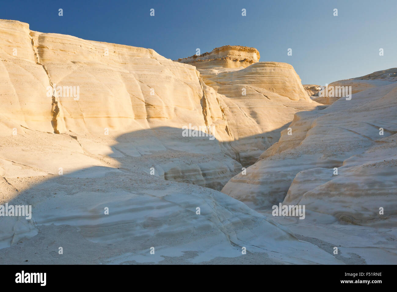 Des formations rocheuses volcaniques érodées à proximité plage de Sarakiniko dans le nord de l'île de Milos. Banque D'Images