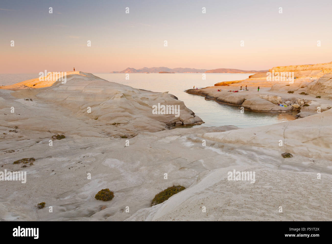 Paysage côtier avec les roches volcaniques pâle près de plage de Sarakiniko dans île de Milos, en Grèce. Banque D'Images