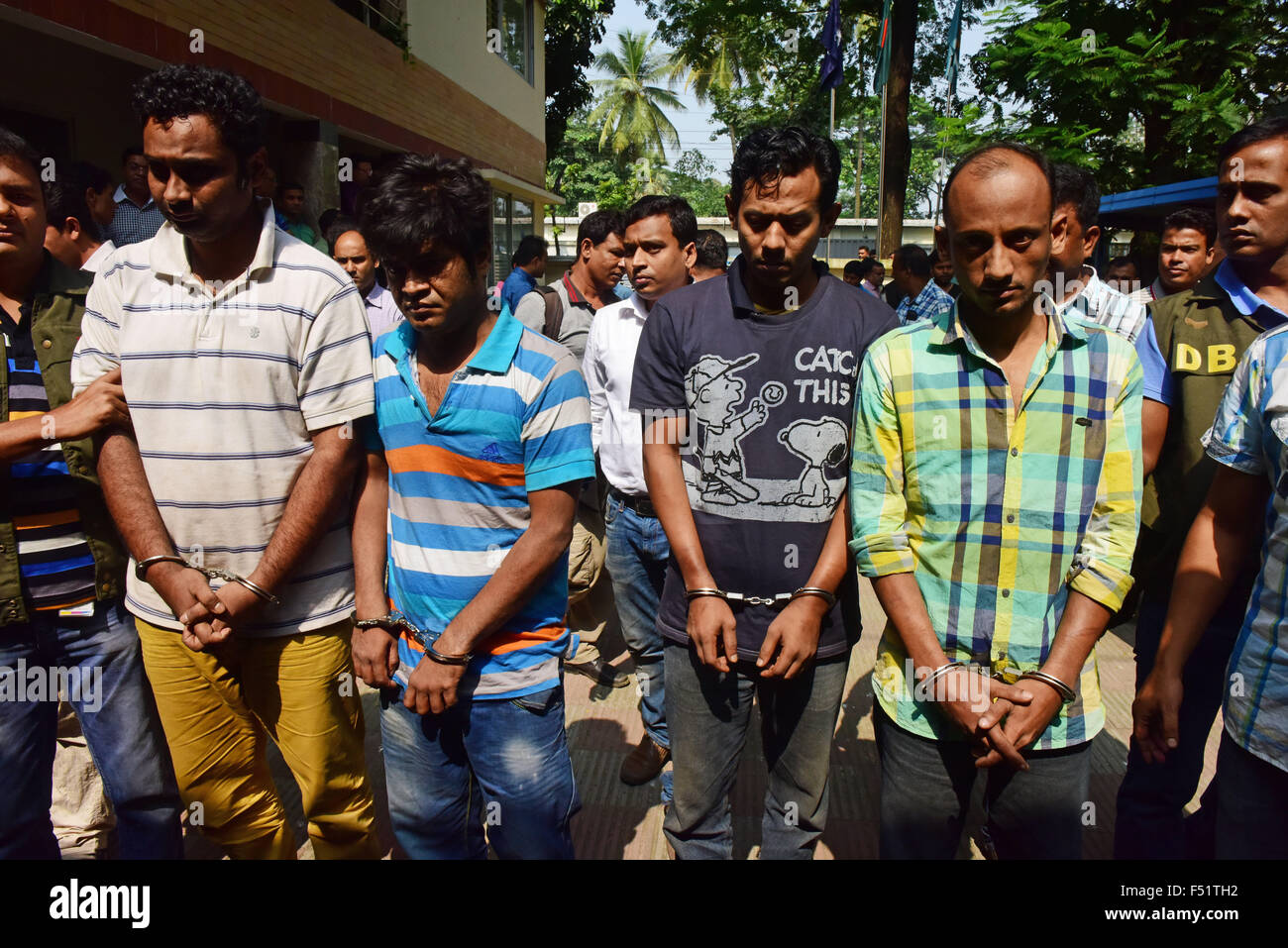 Dhaka, Bangladesh. 26 octobre, 2015. Le Bangladesh escorte de police Minhajul Abedin Russel (L), Shakhawat Hossain (2L), Russel Chowdhury (2R) et Ahmed Tamjid Rubel (L) après qu'ils ont été arrêtés au cours de l'assassinat de citoyen italien Cesare Tavella à Dhaka le 26 octobre 2015. Citoyen italien Cesare Tavella a été abattu par des bandits armés dans la zone de la capitale diplomatique Gulshan le 28 septembre. Zakir Hossain Chowdhury Crédit : zakir/Alamy Live News Banque D'Images