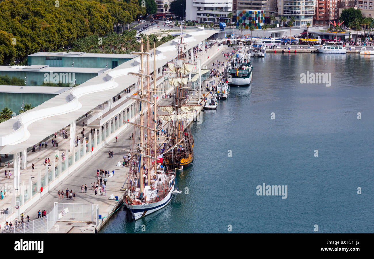 Malaga, Costa del Sol, la province de Malaga, Andalousie, Espagne du sud. Une vue sur le port, Muelle Uno. Banque D'Images