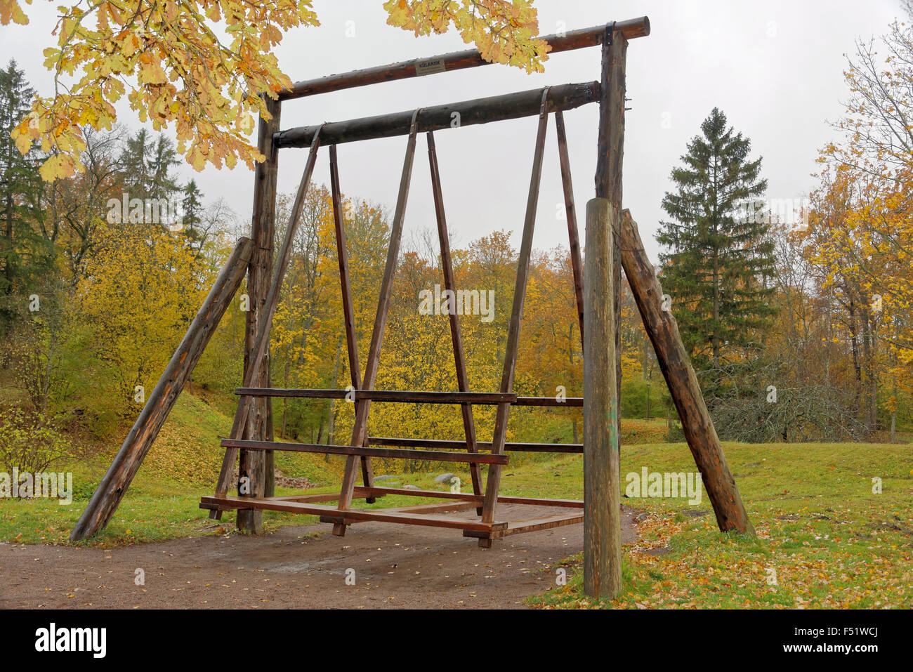 Ensemble d'oscillation en ruines de château de Viljandi (Estonie). Banque D'Images