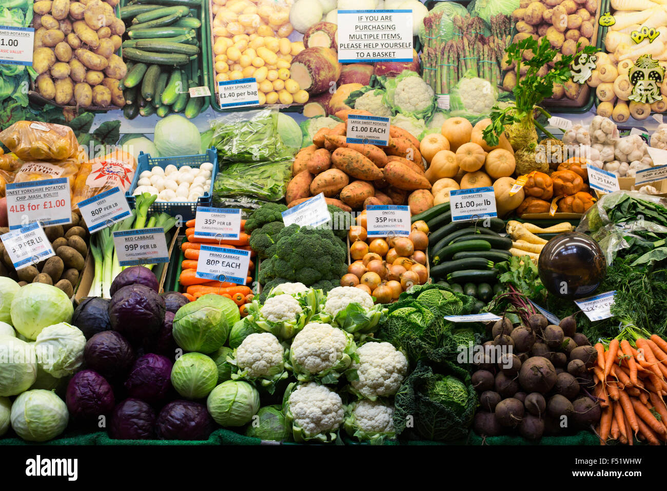 Fruits et légumes sur un étal à Leeds Kirkgate Market dans le West Yorkshire, au Royaume-Uni. C'est le plus grand marché couvert en Europe. Banque D'Images