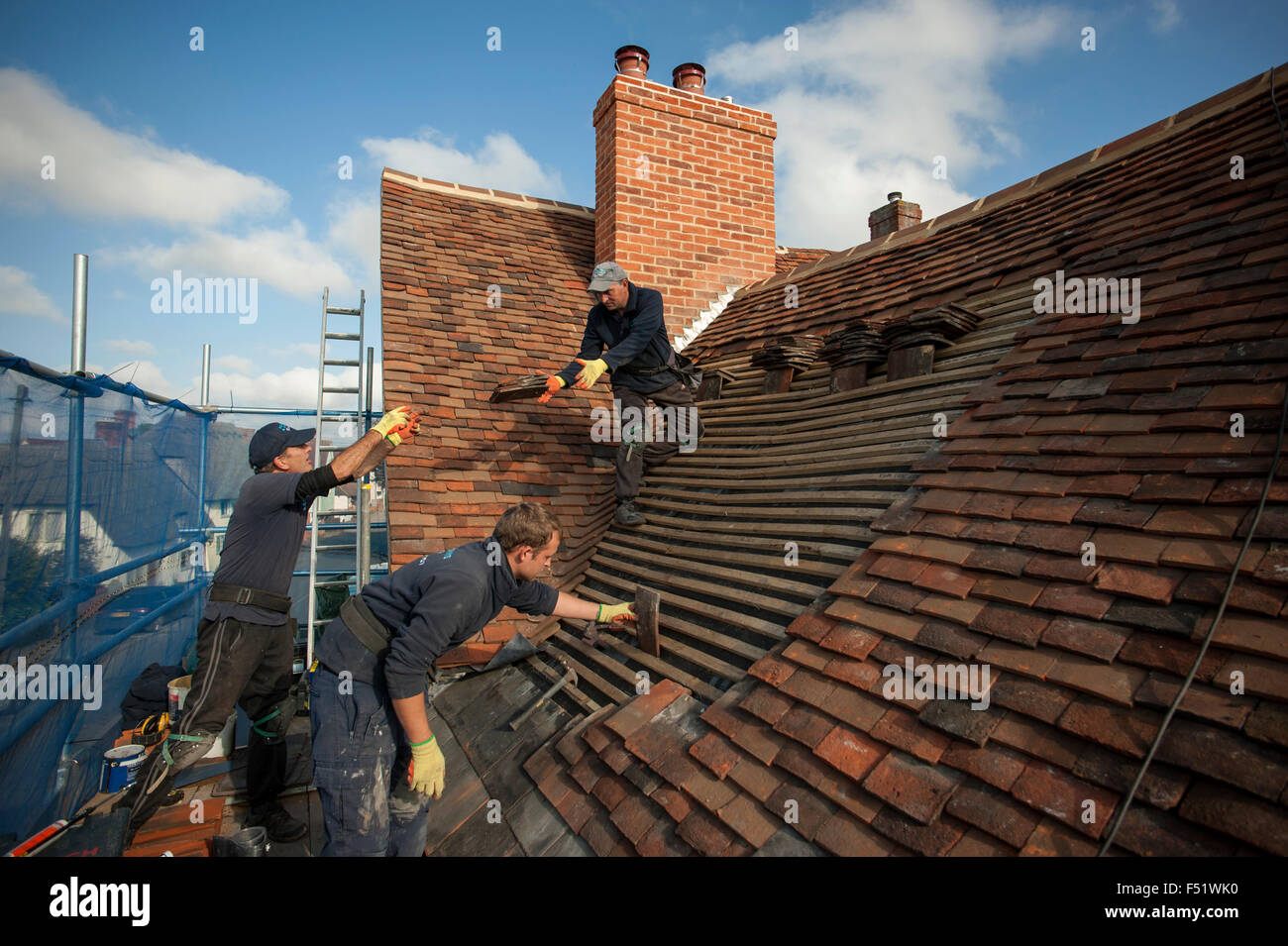 Remplacement et réparation de toit Thaxted sur les photographes maison datant du 15e siècle. Thaxted, Essex, Angleterre, Royaume-Uni. 102015 Banque D'Images