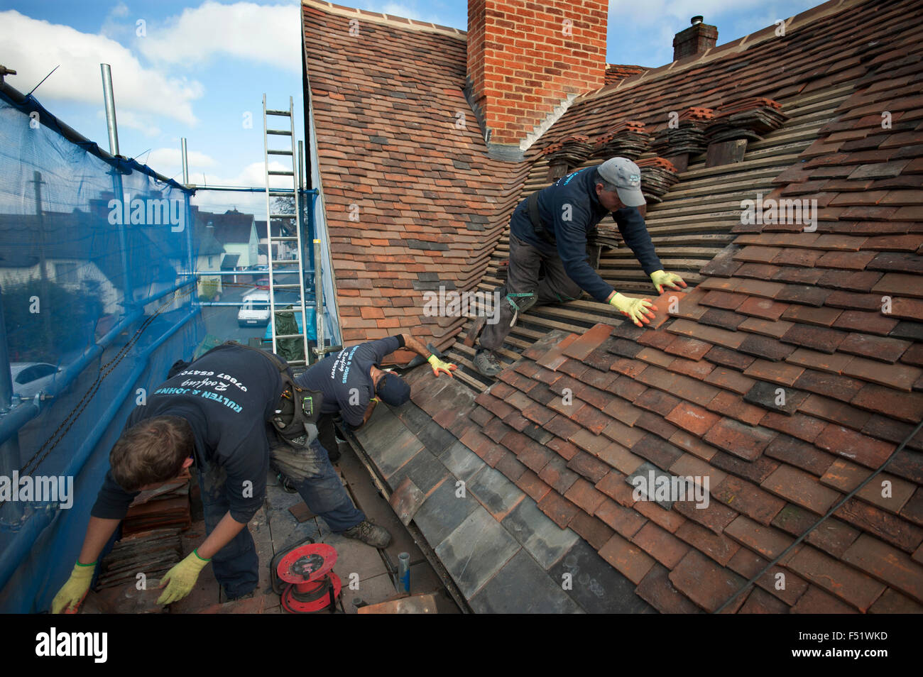 Remplacement et réparation de toit Thaxted sur les photographes maison datant du 15e siècle. Thaxted, Essex, Angleterre, Royaume-Uni. 102015 Banque D'Images
