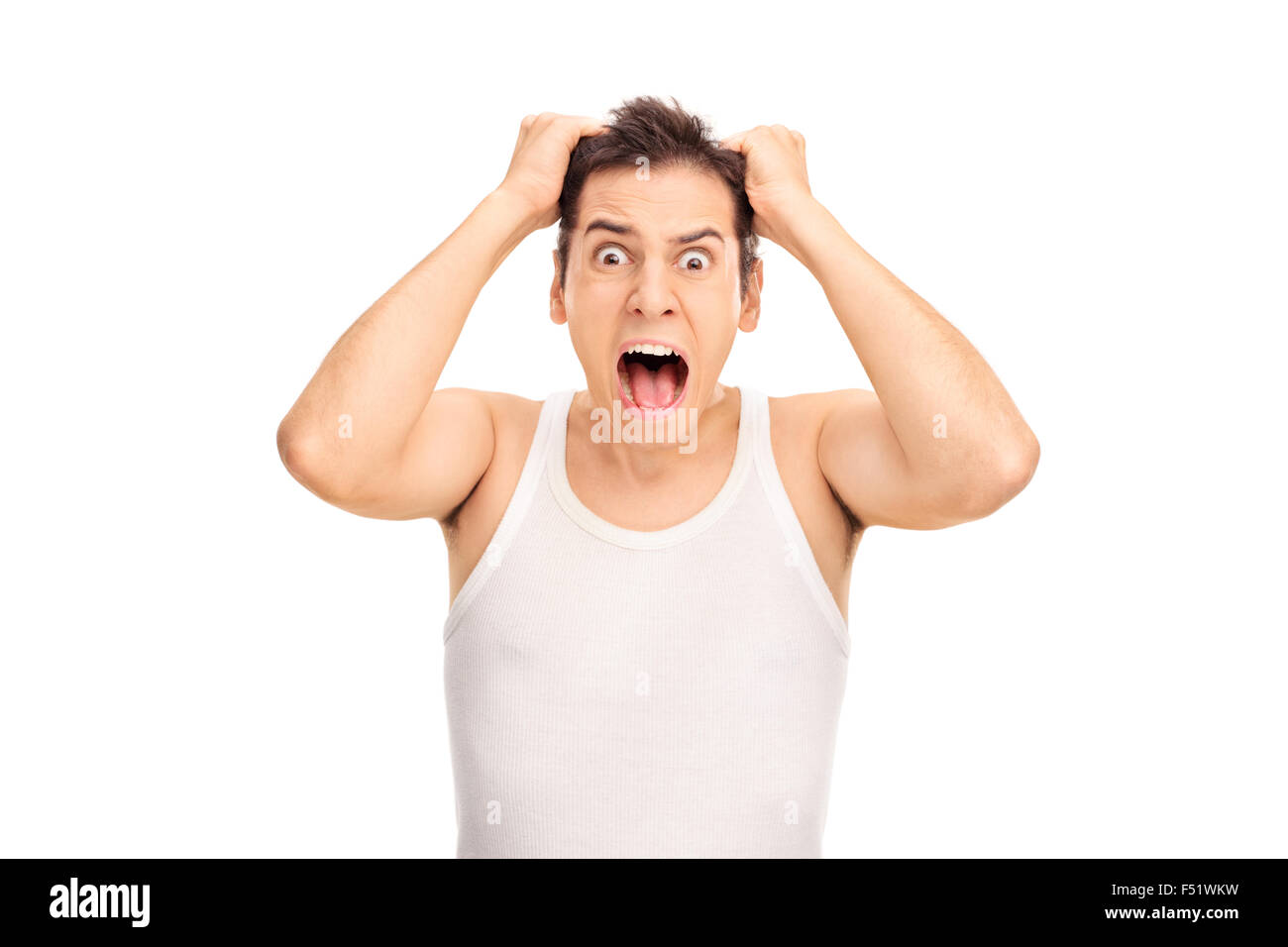 Portrait d'un jeune homme furieux hurlant et en tirant ses cheveux isolé sur fond blanc Banque D'Images