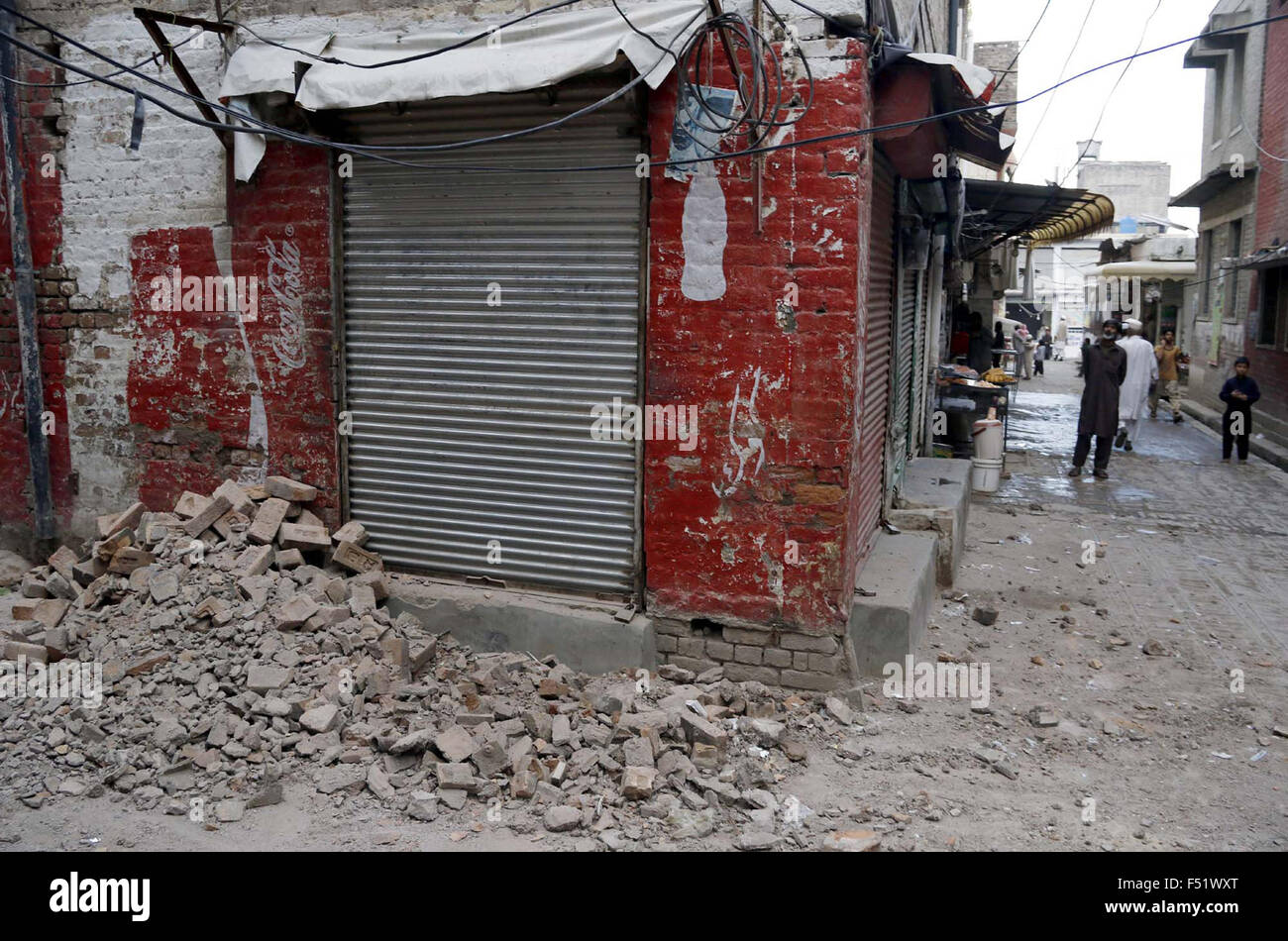 Avis de dommages à la suite au terrible tremblement de terre dans différents domaines de Peshawar le Lundi, Octobre 26, 2015. Un fort séisme de 8,1 sur l'échelle de Richter a frappé les grandes villes du Pakistan, y compris les régions du nord. Des tremblements ont été ressentis dans les grandes villes, y compris Lahore, Islamabad, Rawalpindi, Peshawar, Quetta, Malakand et Kohat. Secousses ont également été ressenties à Kaboul et à New Delhi. L'ampleur 7.6 séisme dans le nord-est de l'Afghanistan, le United States Geological Survey a dit. Banque D'Images