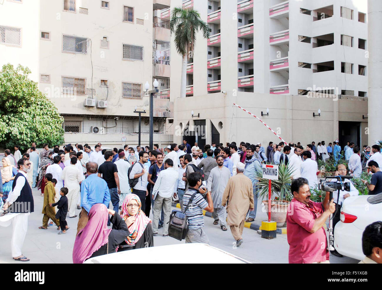 Les gens se rassemblent sur les routes de la panique à la suite d'un fort séisme a secoué, à Hyderabad le Lundi, Octobre 26, 2015. Un fort séisme de 8,1 sur l'échelle de Richter a frappé les grandes villes du Pakistan, y compris les régions du nord. Des tremblements ont été ressentis dans les grandes villes, y compris Lahore, Islamabad, Rawalpindi, Peshawar, Quetta, Malakand et Kohat. Secousses ont également été ressenties à Kaboul et à New Delhi. L'ampleur 7.6 séisme dans le nord-est de l'Afghanistan, le United States Geological Survey a dit. Banque D'Images