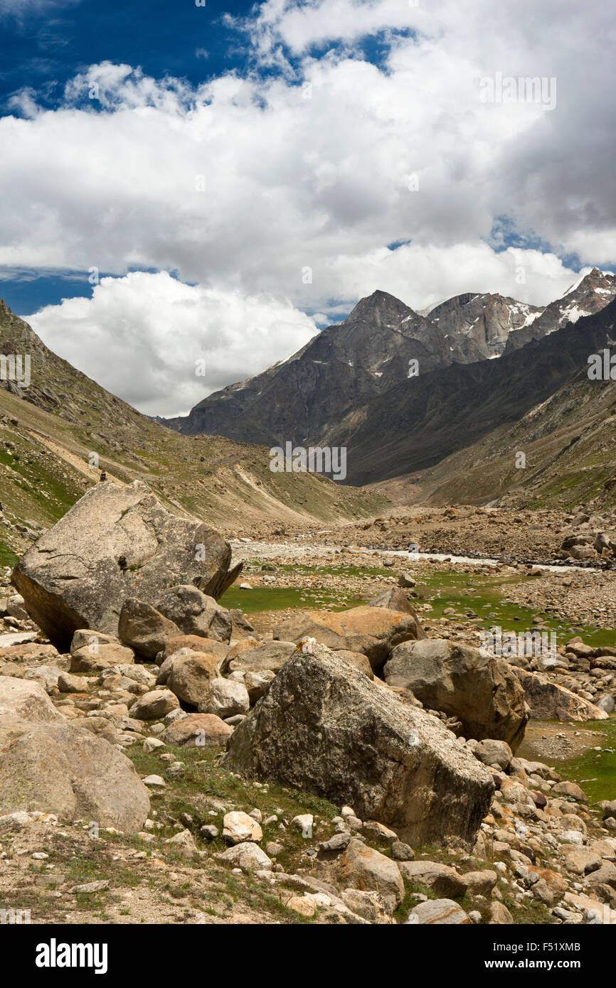 L'Inde, l'Himachal Pradesh, le Lahaul Valley, Batal, route à Kunzum La, parsemé de rochers paysage par Chandra River Banque D'Images
