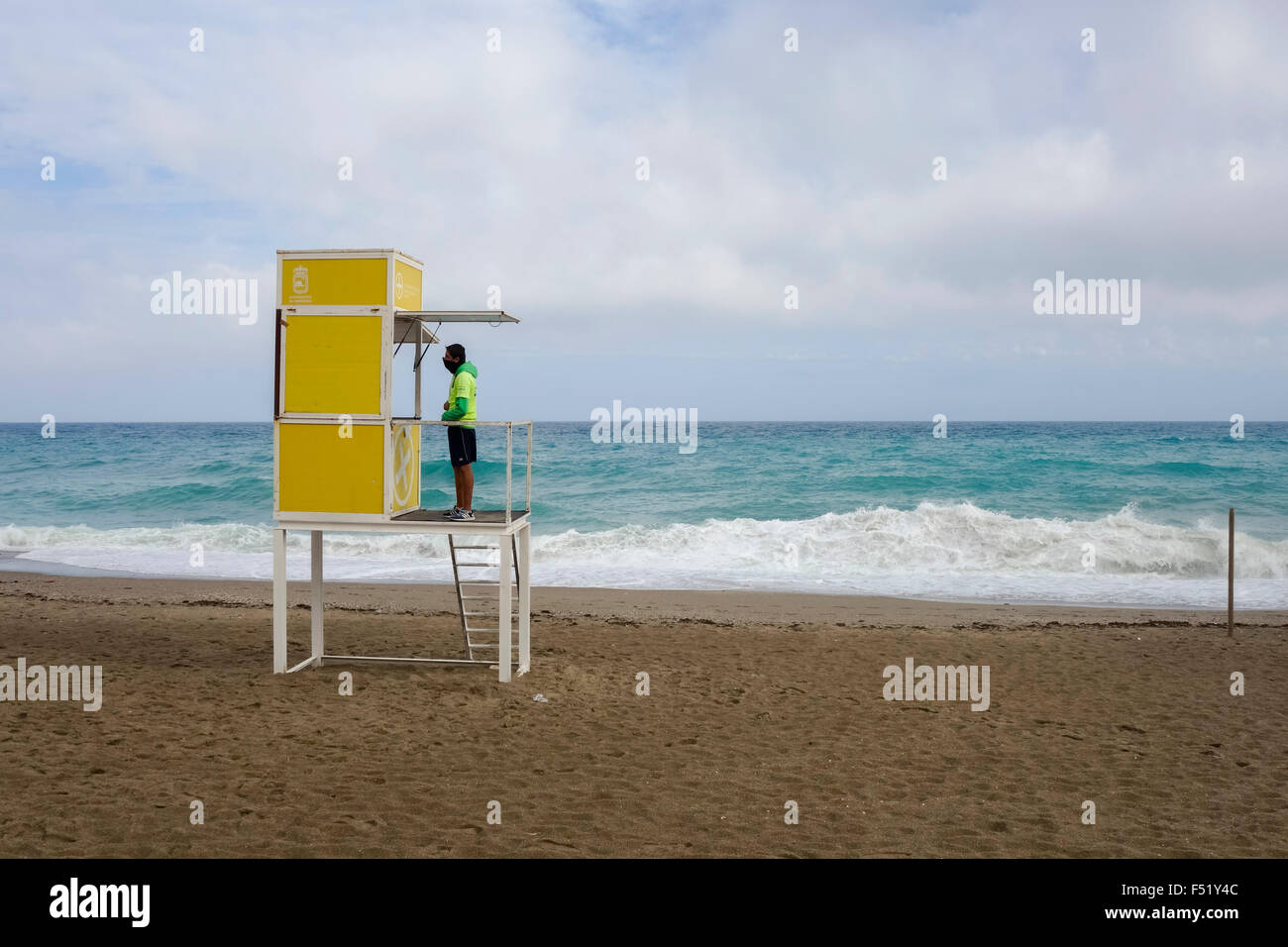 Tour de sauveteur sur une plage vide de la Méditerranée, Fuengirola, Malaga, Espagne. Banque D'Images