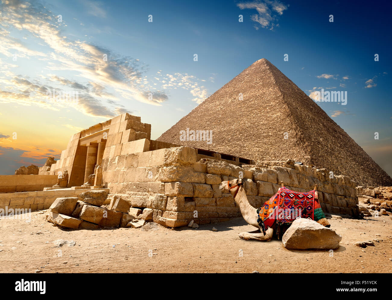 Camel repose près des ruines de la pyramide d'entrée Banque D'Images