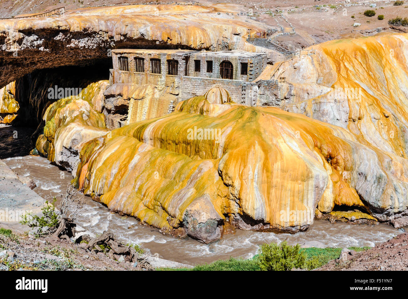 Vue de l'arche d'or de la Puente del Inca dans les Andes autour de Mendoza, Argentine. Banque D'Images