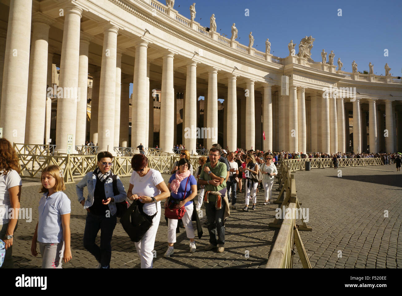 Longue file d'attente de touristes d'entrer dans les musées du Vatican, la Piazza San Pietro, Vatican, Rome, Italie. Banque D'Images